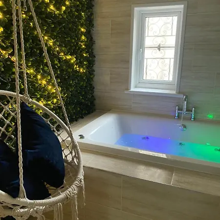 Luxe Bradford Apartment